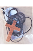 Pendentif croix bois olivier 3.5 cms avec cordon 70 cms